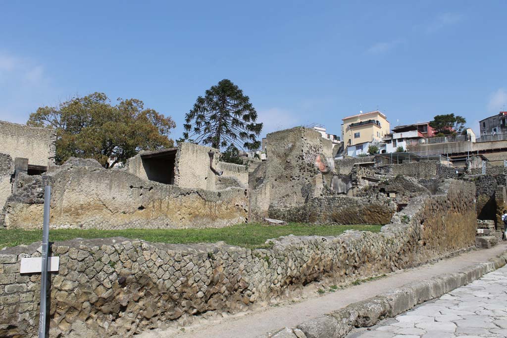 V.33 Herculaneum, March 2014.
Looking north from junction with Decumanus Inferiore, at west side of Cardo V with garden wall of V.33.
Foto Annette Haug, ERC Grant 681269 DÉCOR
